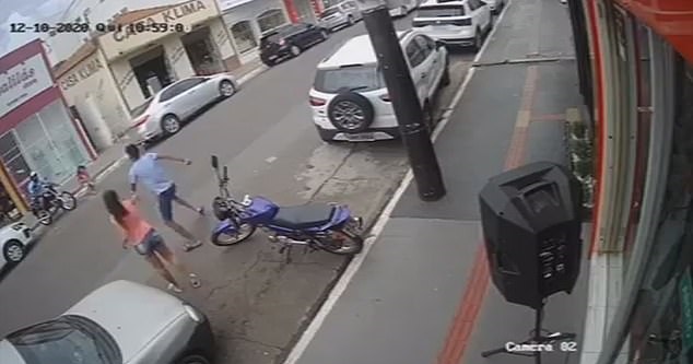 شاهد لحظة انقاذ شاب اخته من الاصطدام بسيارة في البرازيل (3)
