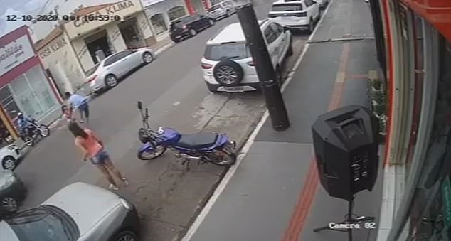 شاهد لحظة انقاذ شاب اخته من الاصطدام بسيارة في البرازيل (1)
