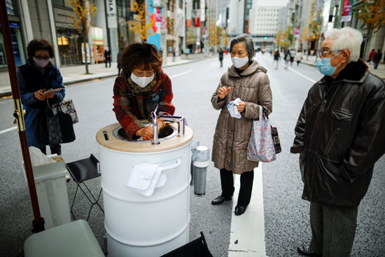آلة غسيل يد متنقلة تسمى WOSH ، تم تركيبها لمنع انتشار مرض فيروس كورونا في أحد ميادين طوكيو (3)