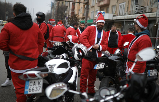 عشاق الدراجات النارية يقيمون منافسات بملابس سانتا كلوز فى بلغاريا (3)