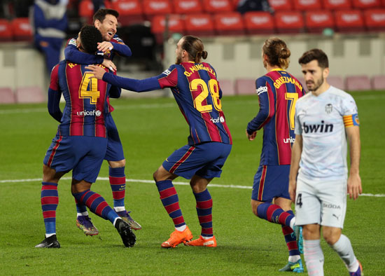 ميسي-يحتفل-مع-لاعبى-برشلونة