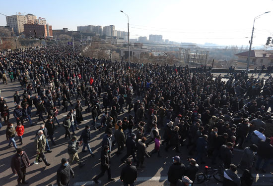 الآلاف يحيون ذكرى ضحايا النزاع حول قره باغ فى يريفان (2)