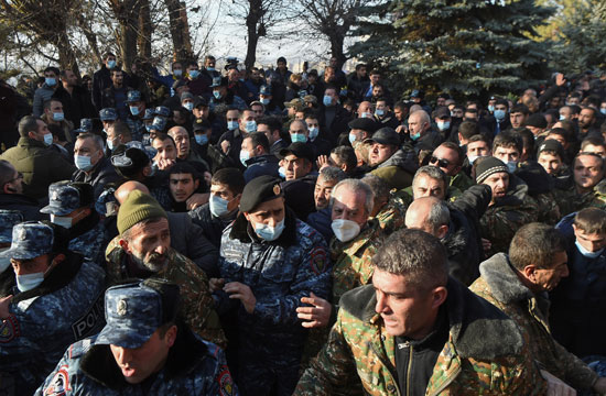 الآلاف يحيون ذكرى ضحايا النزاع حول قره باغ فى يريفان (3)