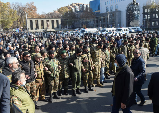 الآلاف يحيون ذكرى ضحايا النزاع حول قره باغ فى يريفان (5)
