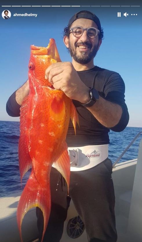 أحمد حلمي يصطاد سمكة كبيرة