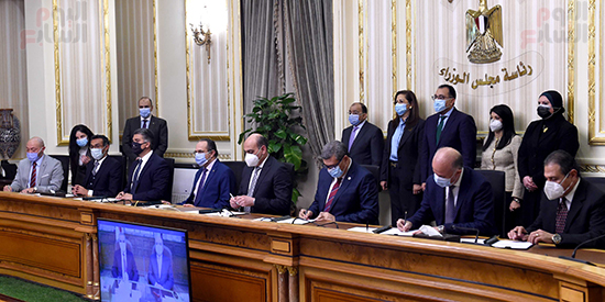 رئيس الوزراء يشهد توقيع بروتوكول لتوصيل الغاز الطبيعى لـ4 مناطق صناعية بقنا و (6)