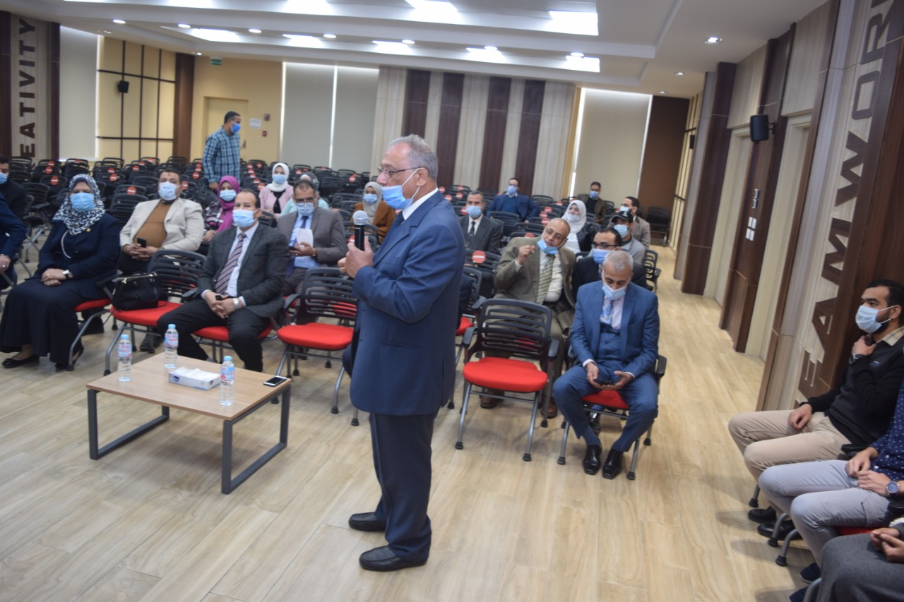 رئيس جامعة سوهاج يتفقد استعدادات افتتاح المعهد (1)