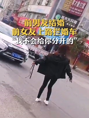 .. فتاة تعترض سيارة زفاف صديقها السابق في الصين لمنعه من الزواج (2)