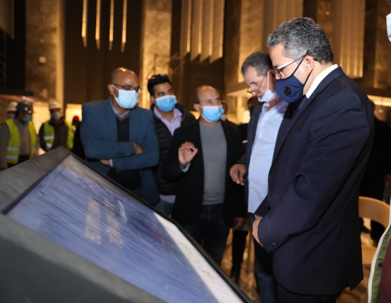 الدكتور خالد العنانى خلال زيارته للمتحف