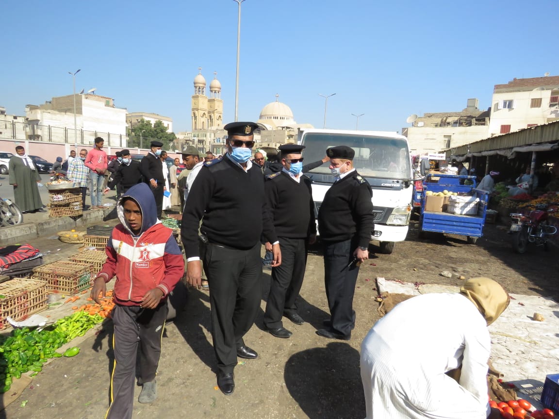 شرطة المرافق تحرر 178 محضر ومخالفة فى حملات بشوارع مدينة الأقصر (3)