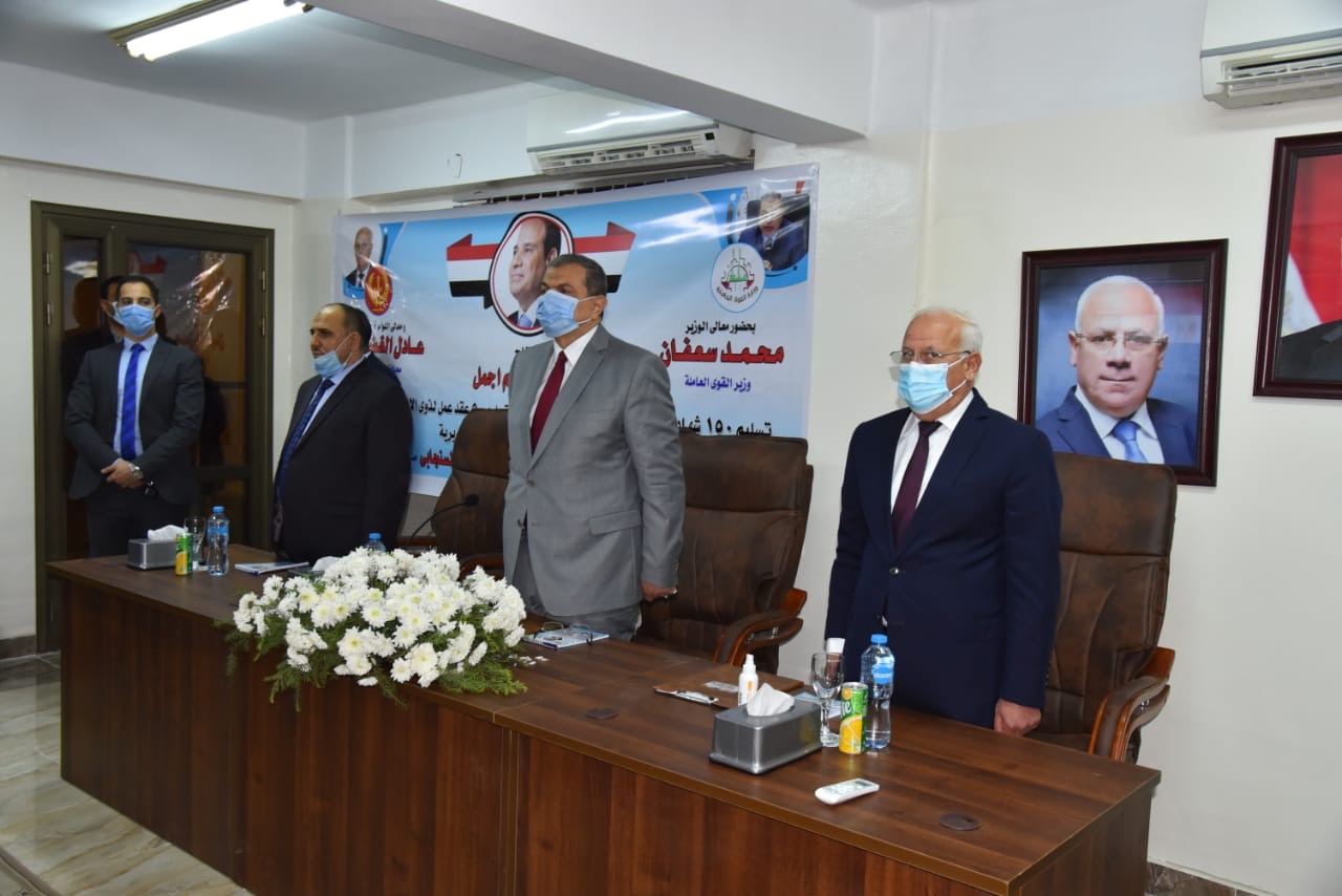 وزير القوى العاملة ومحافظ بورسعيد يسلمان شهادات الامان (4)
