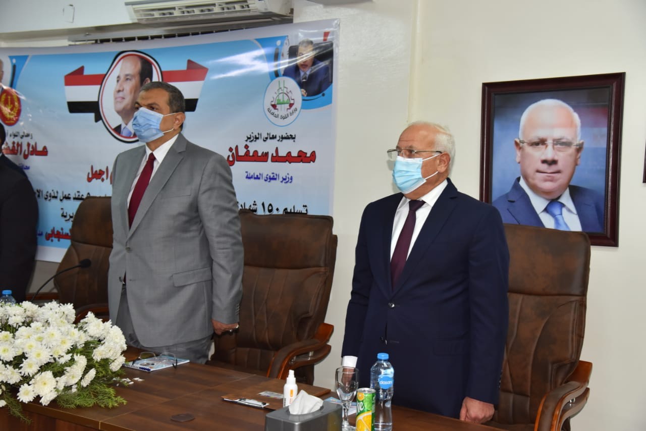 وزير القوى العاملة ومحافظ بورسعيد يسلمان شهادات الامان (2)