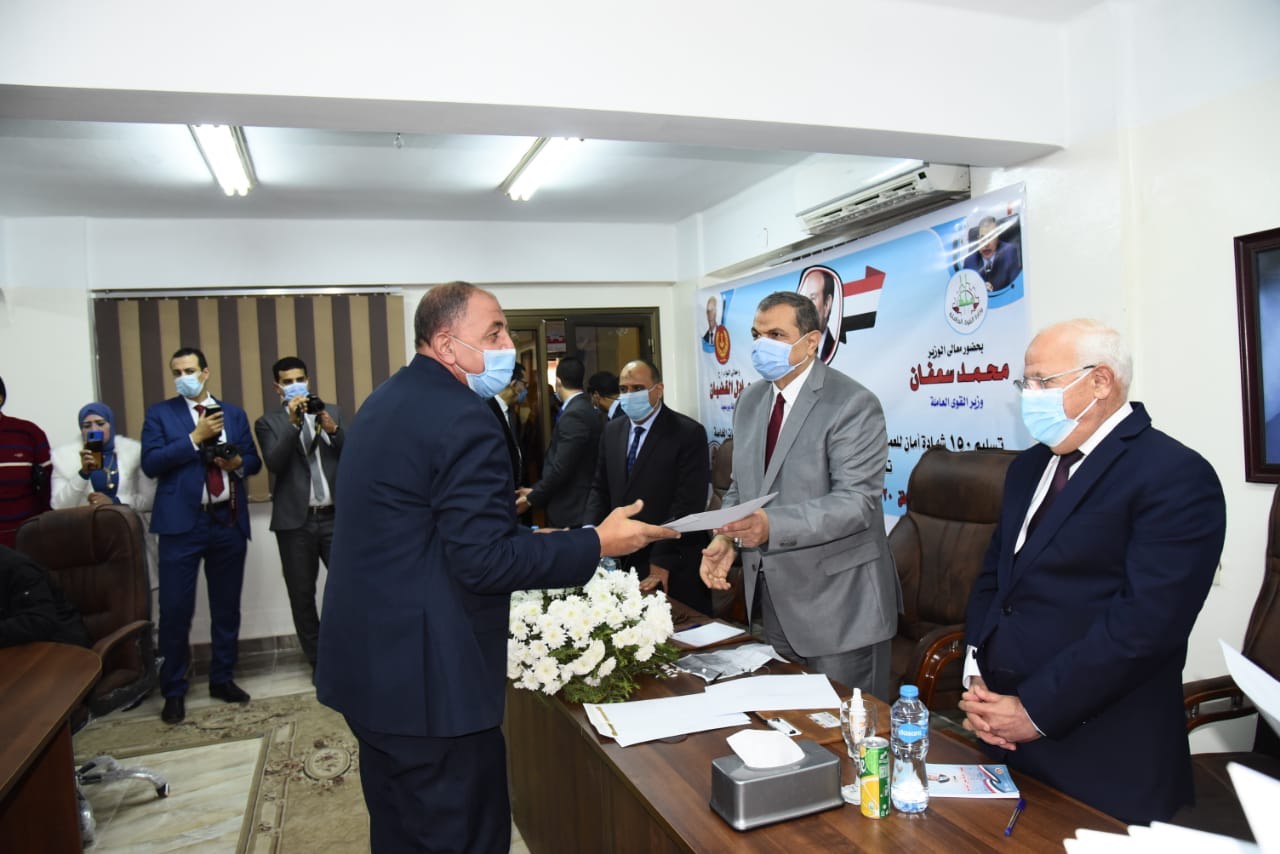 وزير القوى العاملة ومحافظ بورسعيد يسلمان شهادات الامان (5)