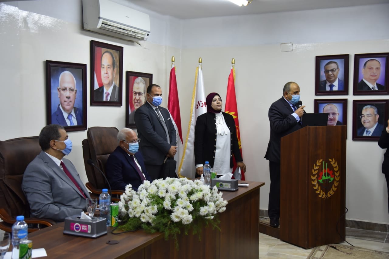 وزير القوى العاملة ومحافظ بورسعيد يسلمان شهادات الامان (8)