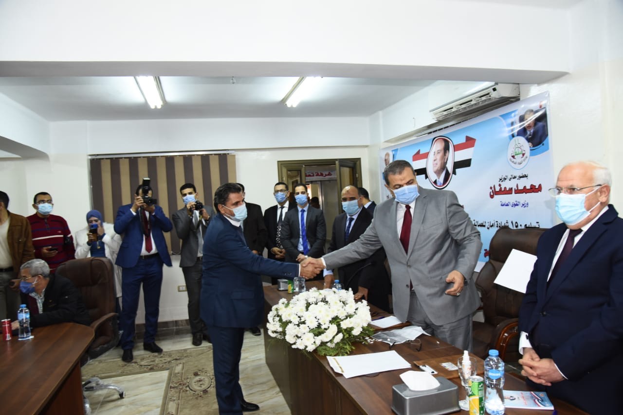 وزير القوى العاملة ومحافظ بورسعيد يسلمان شهادات الامان (1)