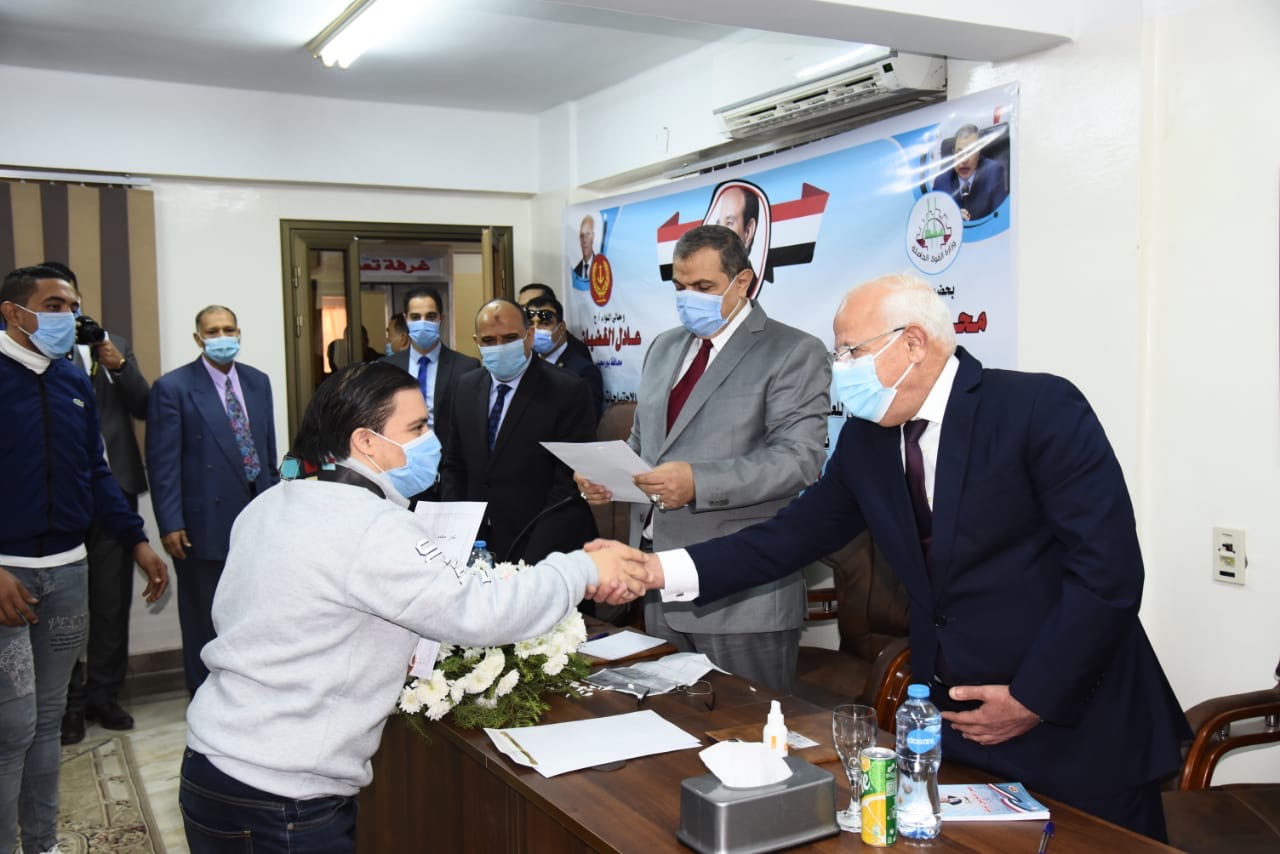 وزير القوى العاملة ومحافظ بورسعيد يسلمان شهادات الامان (9)