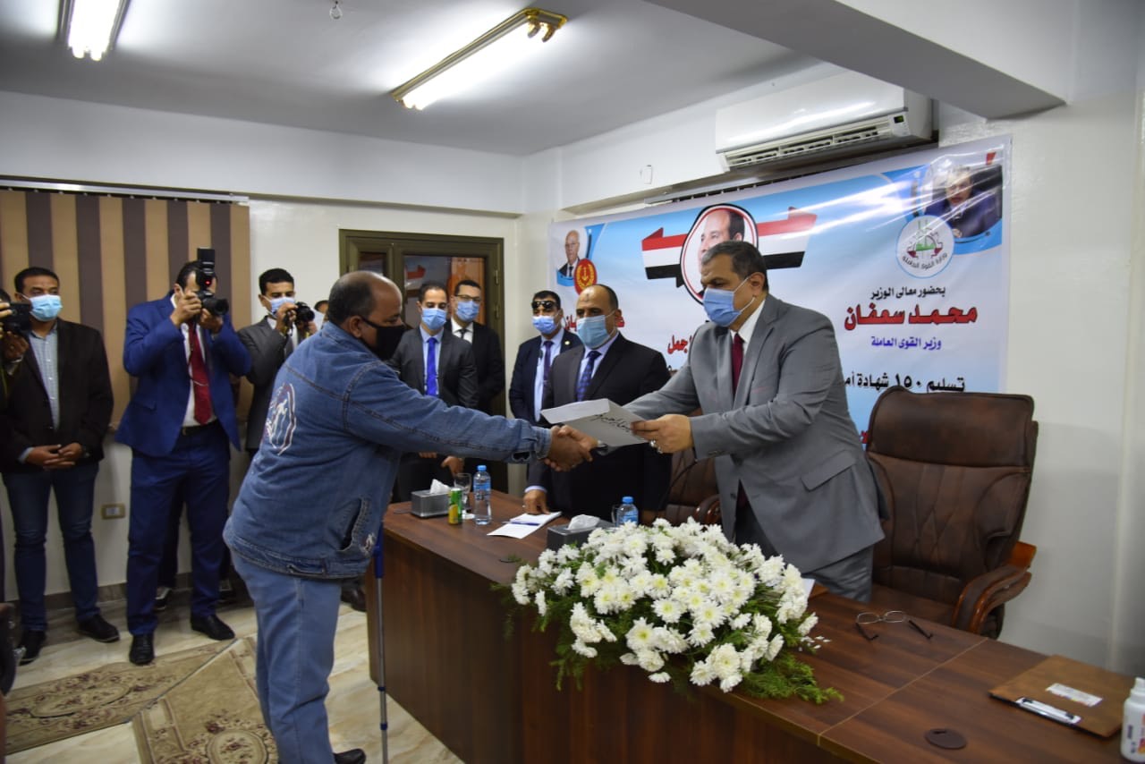 وزير القوى العاملة ومحافظ بورسعيد يسلمان شهادات الامان (6)