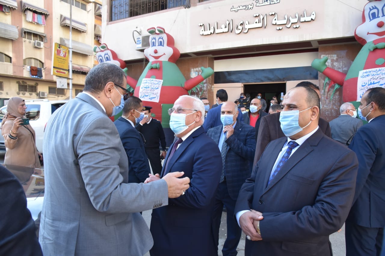 وزير القوى العاملة ومحافظ بورسعيد يسلمان شهادات الامان (10)