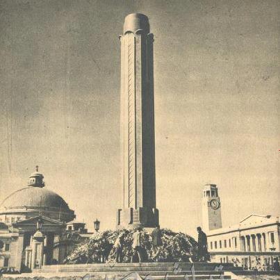 النصب التذكاري لشهداء جامعة القاهرة، للنحات المصري فتحي محمود.