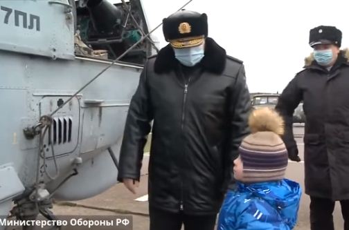 الطفل الروسى امام المروحية العسكرية