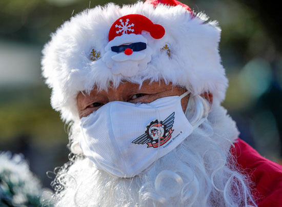 رجل يرتدي زي بابا نويل