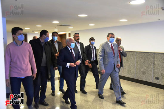 وزير القوى العاملة ومحافظ بورسعيد يفتتحان ملتقى التوظيف الأول (28)