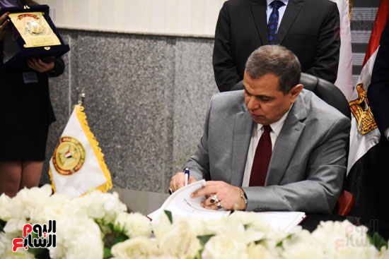 وزير القوى العاملة ومحافظ بورسعيد يفتتحان ملتقى التوظيف الأول (13)