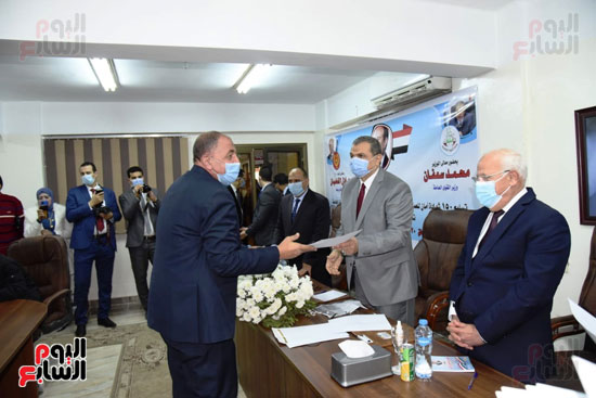 وزير القوى العاملة ومحافظ بورسعيد يفتتحان ملتقى التوظيف الأول (16)