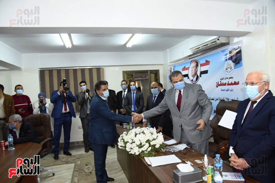 وزير القوى العاملة ومحافظ بورسعيد يفتتحان ملتقى التوظيف الأول (3)