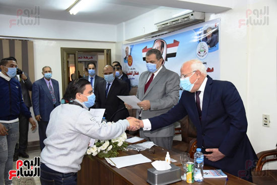 وزير القوى العاملة ومحافظ بورسعيد يفتتحان ملتقى التوظيف الأول (34)