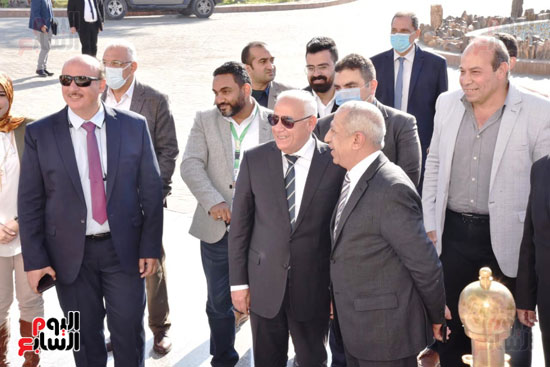 وزير القوى العاملة ومحافظ بورسعيد يفتتحان ملتقى التوظيف الأول (27)