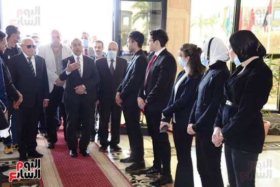 وزير القوى العاملة ومحافظ بورسعيد يفتتحان ملتقى التوظيف الأول (5)