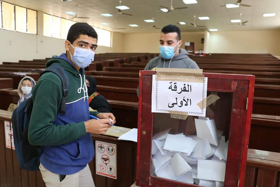 الطلاب يشاركون فى الانتخابات الطلابية