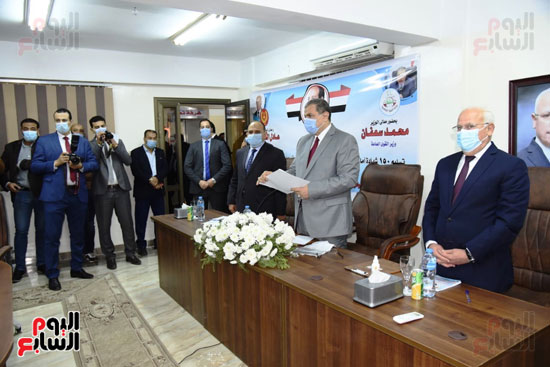وزير القوى العاملة ومحافظ بورسعيد يفتتحان ملتقى التوظيف الأول (11)