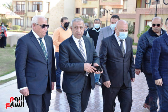 وزير القوى العاملة ومحافظ بورسعيد يفتتحان ملتقى التوظيف الأول (19)