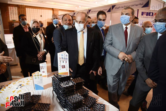 وزير القوى العاملة ومحافظ بورسعيد يفتتحان ملتقى التوظيف الأول (12)