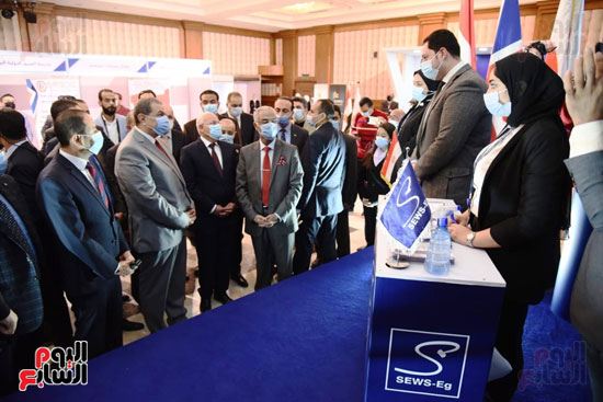 وزير القوى العاملة ومحافظ بورسعيد يفتتحان ملتقى التوظيف الأول (4)