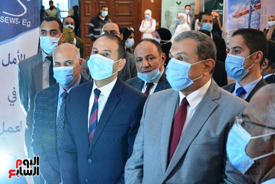 وزير القوى العاملة ومحافظ بورسعيد يفتتحان ملتقى التوظيف الأول (26)