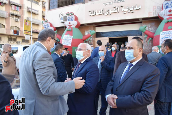 وزير القوى العاملة ومحافظ بورسعيد يفتتحان ملتقى التوظيف الأول (35)