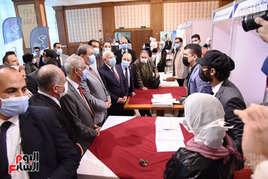 وزير القوى العاملة ومحافظ بورسعيد يفتتحان ملتقى التوظيف الأول (30)