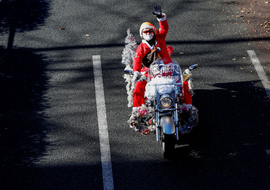 رجل يرتدي زي بابا نويل ركب دراجته النارية  (2)