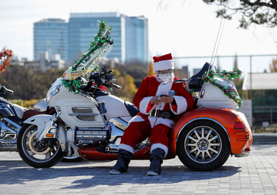 رجل يرتدي زي بابا نويل ركب دراجته النارية  (1)