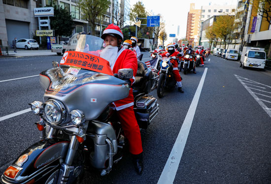 أشخاص يرتدون أزياء سانتا كلوز يركبون دراجاتهم النارية  (1)