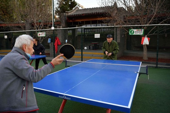 كبار السن في بكين يلعبون تنس الطاولة