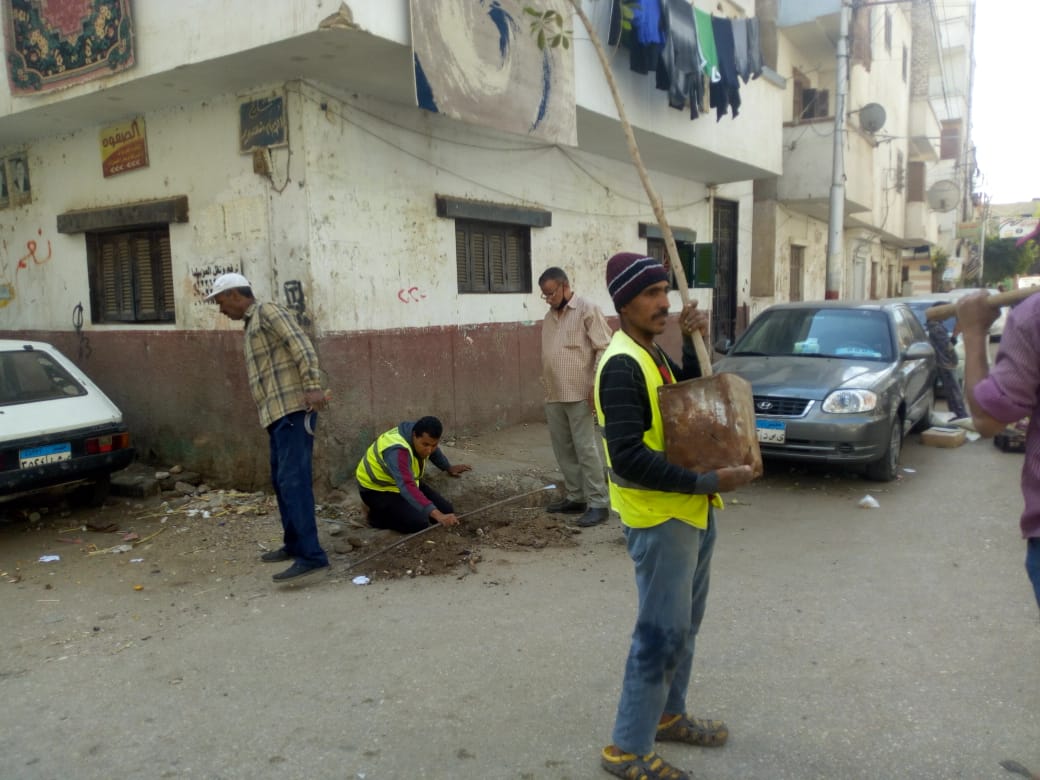 شن حملات مكثفة للنظافة والتشجير بميادين وشوارع حي شرق  (9)