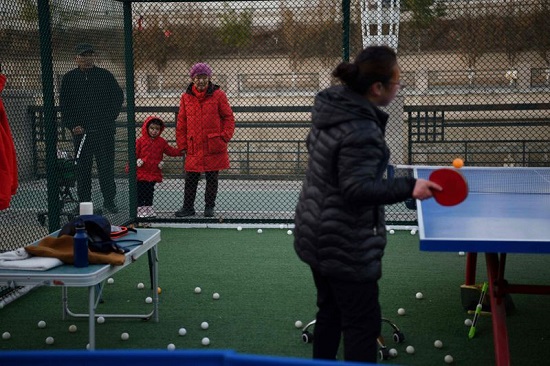 تنس الطاولة  مشهد متكرر في الحدائق المنتشرة في بكين.