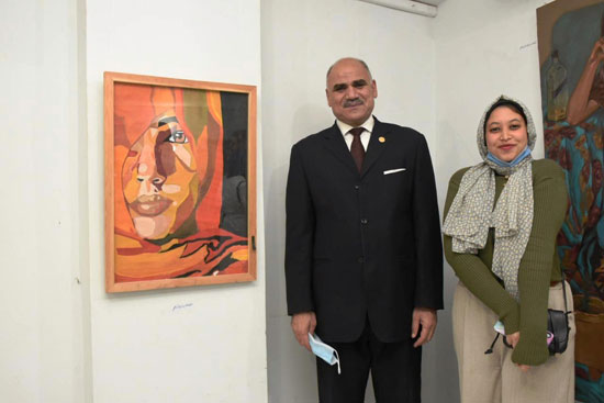 رئيس جامعة الأقصر يفتتح معرض الفن التشكيلى (6)