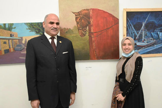 رئيس جامعة الأقصر يفتتح معرض الفن التشكيلى (2)