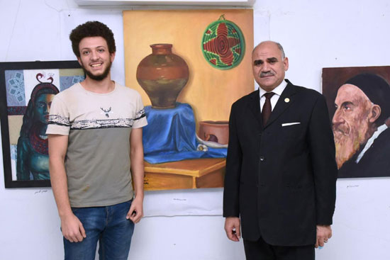 رئيس جامعة الأقصر يفتتح معرض الفن التشكيلى (7)