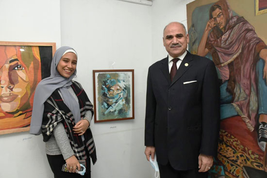 رئيس جامعة الأقصر يفتتح معرض الفن التشكيلى (1)
